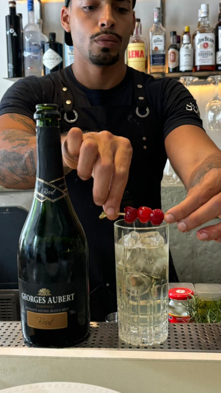 Bartender implementando drink com Georges Aubert